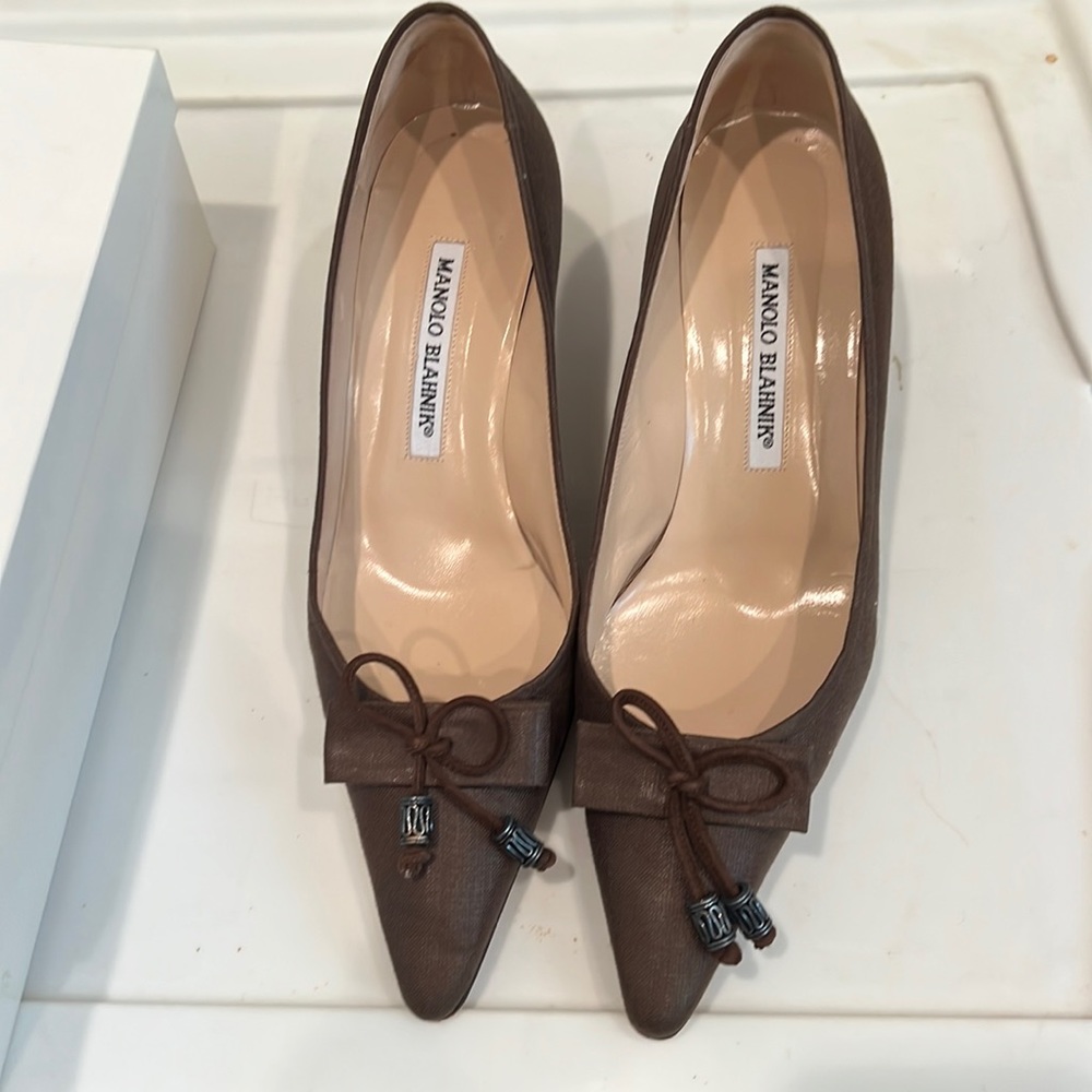 Manolo Blahnik brown linen pump. Gorgeous shoe. Size 71/2